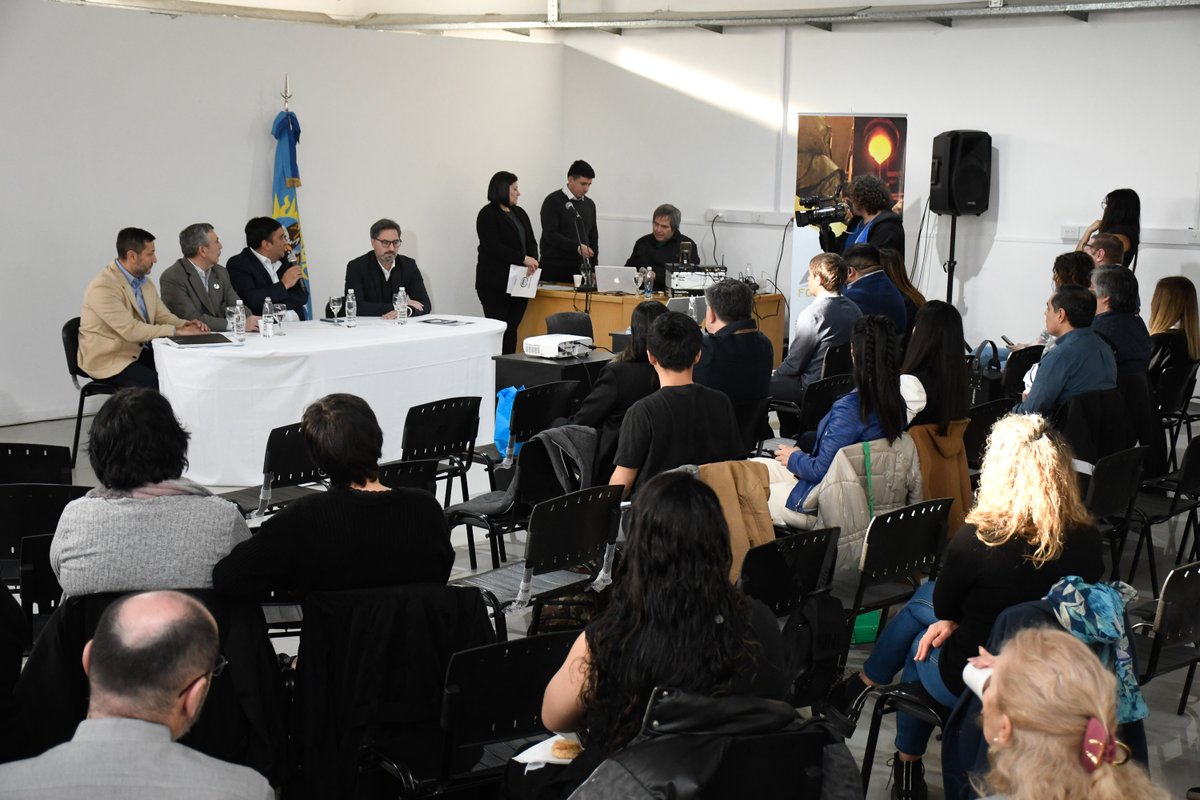 SantaCruzMundo's tweet photo. El Ministerio de Energía y Minería, FOMICRUZ y el Banco Santa Cruz se unen para fortalecer el desarrollo de emprendedores https://t.co/BZbomKC5AG a través de @santacruzmundo https://t.co/mAj25EtthR