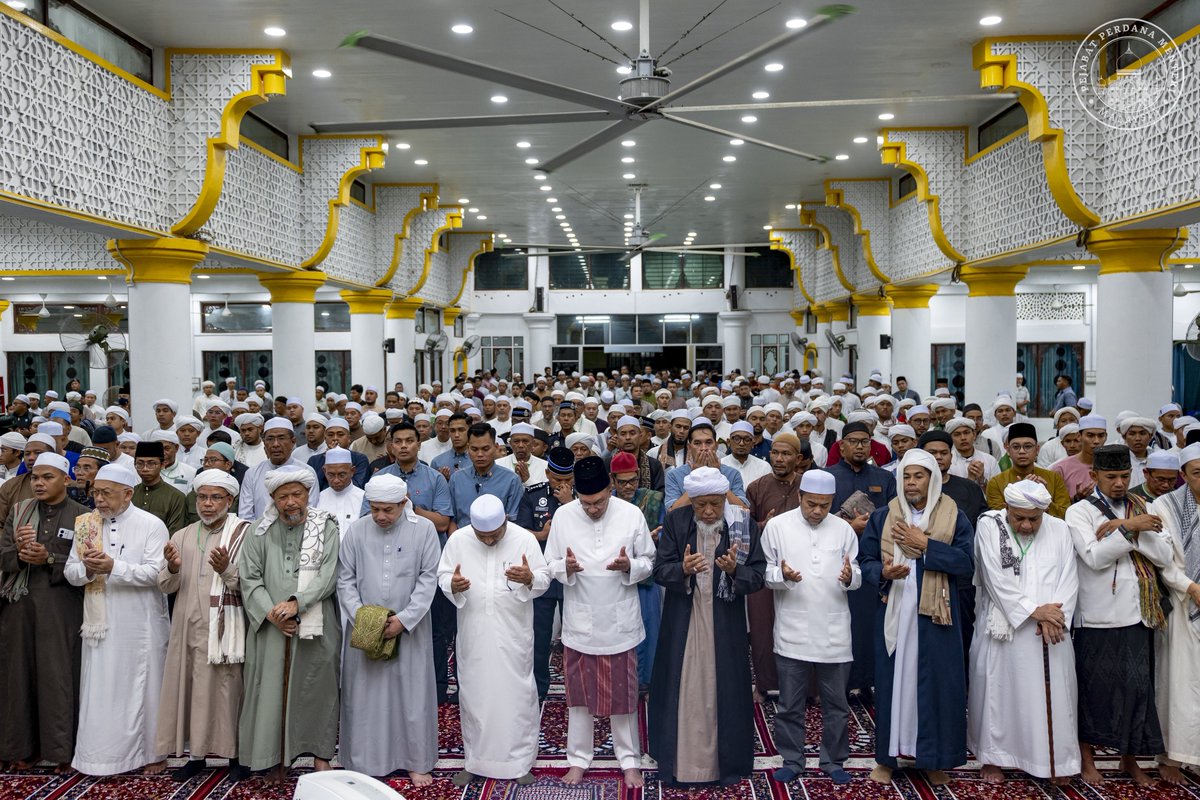 anwaribrahim's tweet photo. Alhamdulillah malam tadi saya turun ke Kelantan dan langsung ke Pusat Pengajian Pondok Yayasan Islam Kelantan di Bachok untuk bertemu dengan guru-guru pondok dan anak-anak pelajar di sini bagi memenuhi undangan Tuan Guru Sheikh Wazir Al-Maki.

Ketika diminta berucap, saya singkap sejarah perjuangan Islam tatkala umat diserang penjajah sama ada di Tanah Melayu, Indonesia, India, Mesir dan seluruh dunia hingga sistem pemerintahan yang ada tunduk dan menyerah kepada kekuatan asing.

Ketika itu sistem ekonomi dan pendidikan ditawan, dan lebih mendalam lagi, seperti disebut Sheikh Muhammad Al Ghazali sebagai Isti’mar Ruh al-Fikr, yakni penjajahan jiwa dan pemikiran.

Namun dalam keadaan seluruh sistem robek dan runtuh, yang bertahan sebagai benteng akidah, ilmu dan ruh perjuangan umat ketika itu hanyalah pesantren dan pondok-pondok. Itulah sejarah yang perlu kita insafi.

Kerana itu setelah memegang tampuk pemerintahan, saya menggariskan gagasan MADANI. Di samping membina kestabilan, memperkukuh tatakelola dan menolak salah guna kuasa, gagasan ini melihat keperluan untuk memperbaharui sistem pendidikan bagi memperkukuh jati diri anak-anak kita.

Justeru semua pelajar Islam kini didedahkan kepada pengajian al-Quran, termasuk Matan Arbain Hadis 40 Imam Nawawi, di semua sekolah, bukan hanya di sekolah agama atau pondok.

Selepas bertemu guru-guru pondok di Malaysia, Indonesia dan Pattani, saya sedar benteng ilmu ini makin luntur kerana kekangan perkembangan dan perhatian kerajaan yang lebih tertumpu kepada sekolah arus perdana.

Atas kesedaran itu, sebelum hadir ke Bachok saya telah meneliti keadaan beberapa pondok di sini yang terlalu daif. Maka saya meluluskan peruntukan lebih RM2.1 juta bagi baik pulih segera, yang akan dimulakan dalam beberapa minggu ini. 

Inilah sebahagian daripada usaha Negara MADANI, percubaan kita membangunkan bangsa berasaskan keyakinan dan akhlak, seperti digarap dalam karya Allahyarham Syeikh Jaafar Syeikh Idris. Ia belum sempurna, namun dengan bimbingan para guru serta teguran dan kritikan membina, Insya-Allah kita akan terus memperbaiki kekurangan ini demi kemaslahatan umat dan kemuliaan negara.

#MalaysiaMADANI
#MADANIbekerja
#RancakkanMADANI