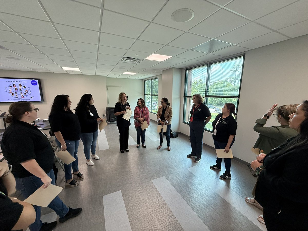 SISD_MultiPrgms's tweet image. Kicking off the year at our Multilingual Team Retreat 🌟 “Lighting the Way Through Our Stories” connected our values &amp;amp; grounded our commitments —“Together in Culture 🌍 and Together in Accountability 📚” — for our students &amp;amp; families. #EBSuccess #Multilingual #springisd