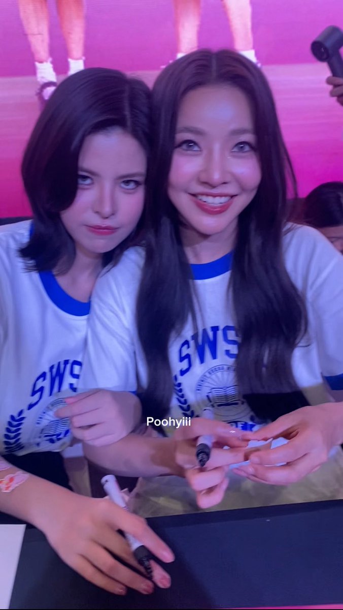 poohyiii's tweet photo. ป้ามาครั้งแรกกอดแฟนป้าให้ป้าดูหน่อย 🙄

SWSH WITH YOU
#รักปากแข็งEP1 https://t.co/fQQWzedPa7
