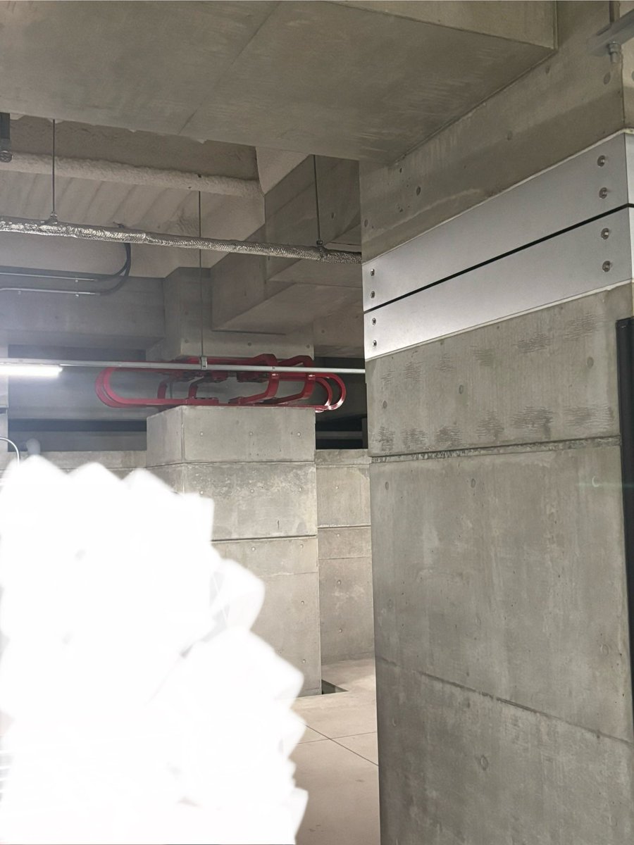 柱頭部の免震構造
建物が乗ってるイメージらしいけど
よく考えるよなぁって
つくづく思ってしまう
奥の赤いが免震ダンパーってので
手前がアイソレーター
最近の製図試験で比較的よく聞くワードじゃないでしゃうか？