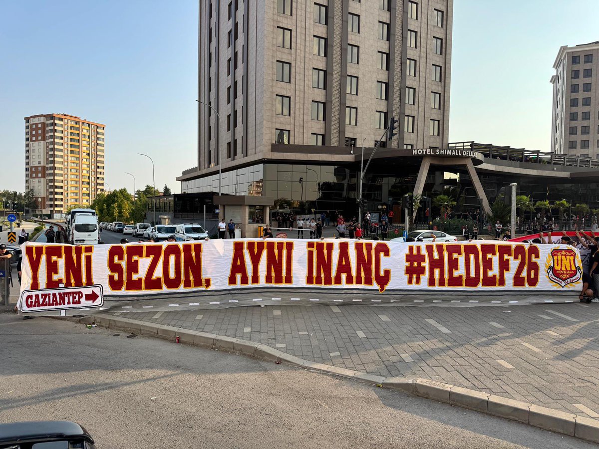 DOĞUYORUZ SENİNLE YAŞLANIYORUZ SEVGİNLE!

|08.08.2025| Galatasaray’ımızın ligin ilk deplasmanı olan  gaziantepspor deplasmanında da yanlız bırakmadık.

#uaunisiirt 
#ultrAslanUNI