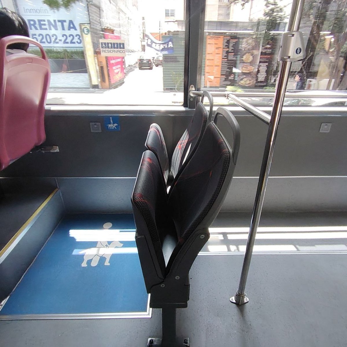 Respetar los espacios reservados es viajar con empatía. 🤗💕

metrobus.cdmx.gob.mx/dependencia/ac…