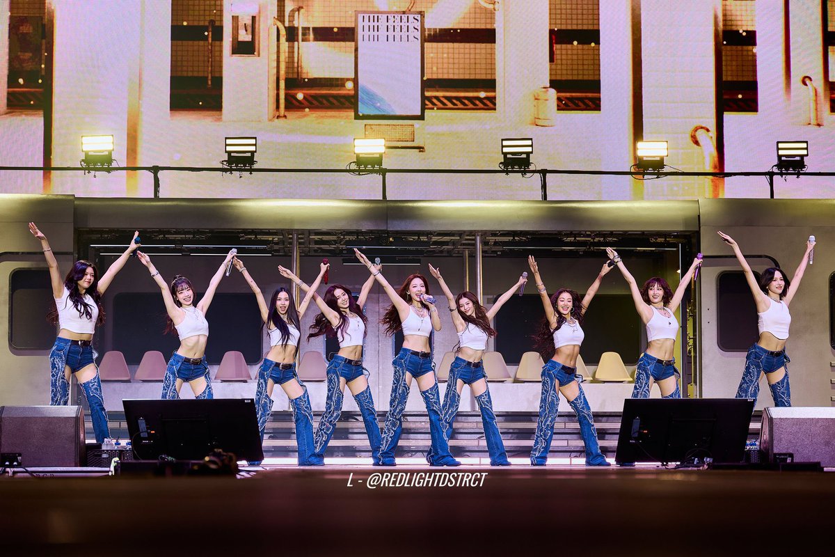 oncemimosa's tweet image. this picture looks normal but when you zoom in and see the smiles on their faces… gold🥹