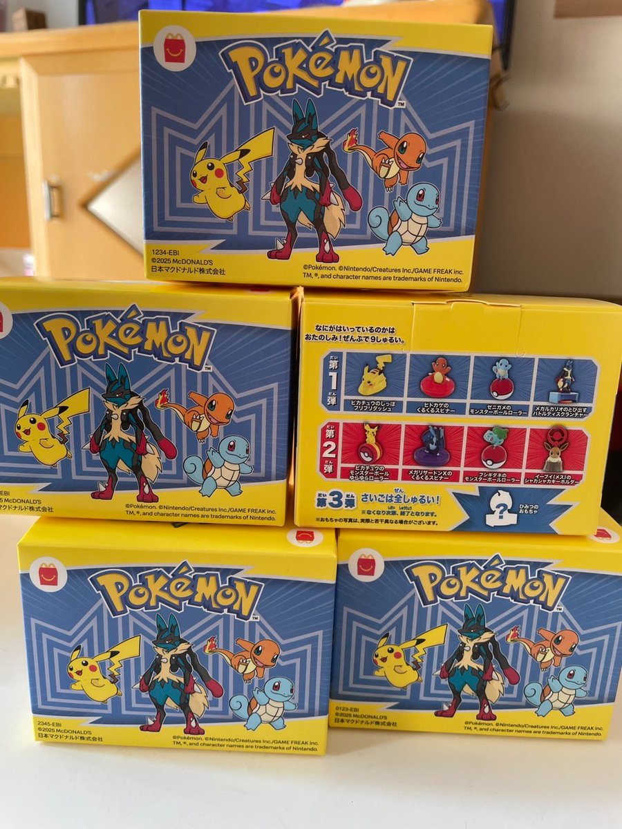 マックのポケモン付きハッピーセットに朝5時台から並ぶ列。

後ろのパパ：
「どうする？買ったらもう1回並ぶ？」
小学生息子：『ダメだよ。1人5セットまでって決まってるし』
パパ：「だってさ、車で待ってるママもいるし。ママの分ってことで…」
息子：『ダメだよ、そんなにしてまで欲しくないよ』