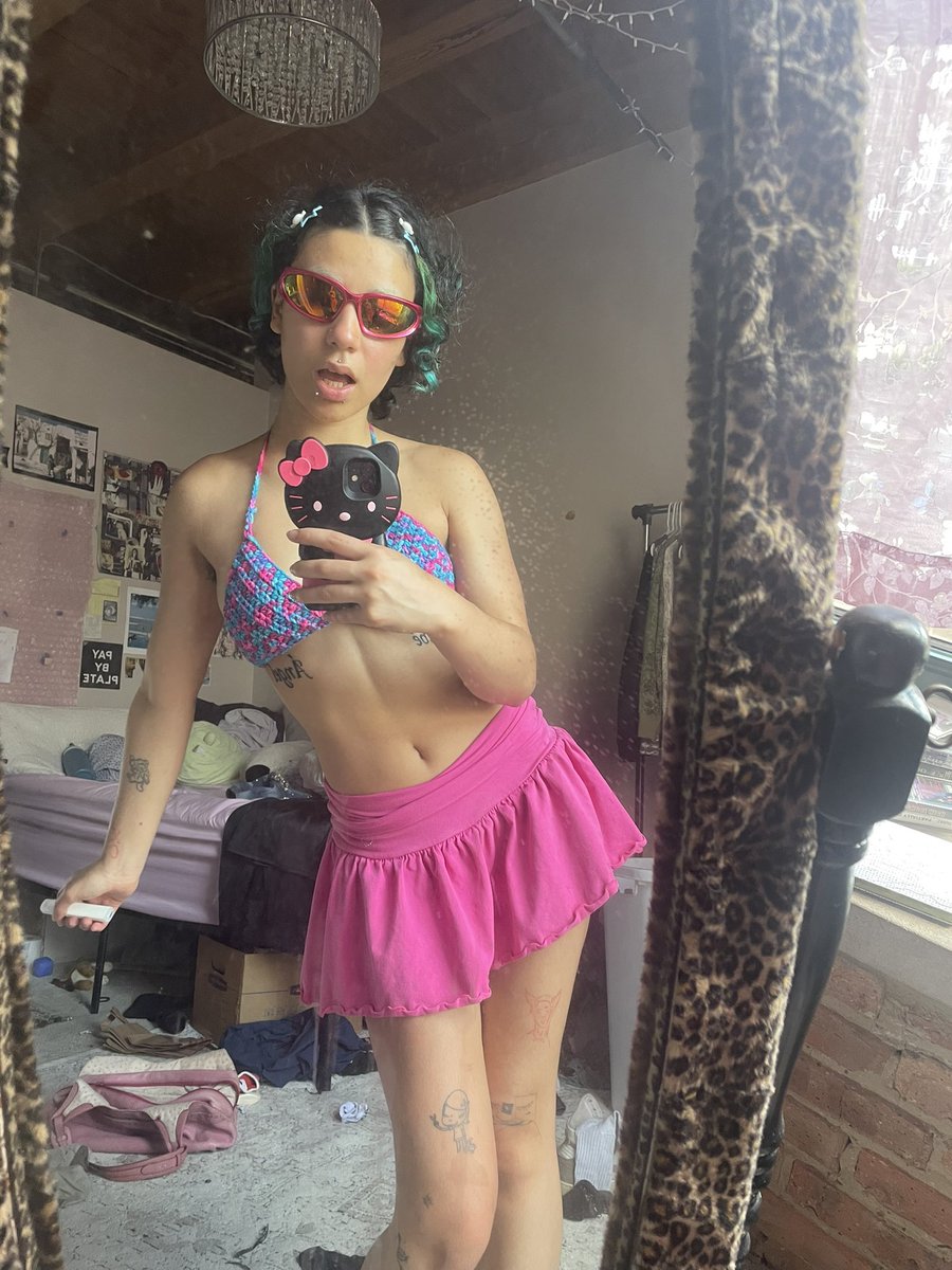 Just another day of being absolutely perfect, now be a good little pig and send me your paycheck 💸🐽