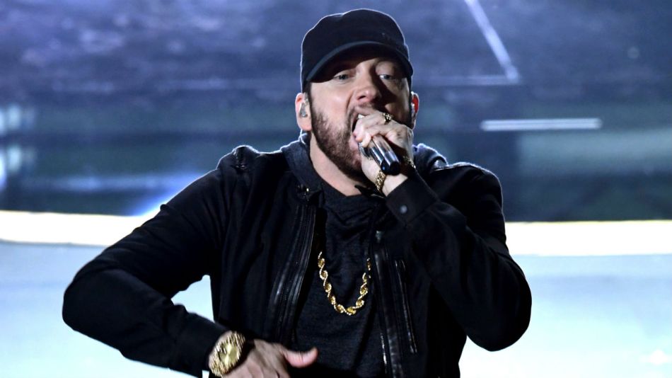 LaXCaliOficial's tweet image. #NewsEnSoundcity 🎤 Eminem sorprendió a todos apareciendo en el estreno de su docu Stans en Nueva York.  Entre aplausos y gritos, dijo: “Gracias desde el fondo de mi corazón”. ❤️
📺 Estreno pronto en Paramount+.
#Eminem #XNews #laxestademoda