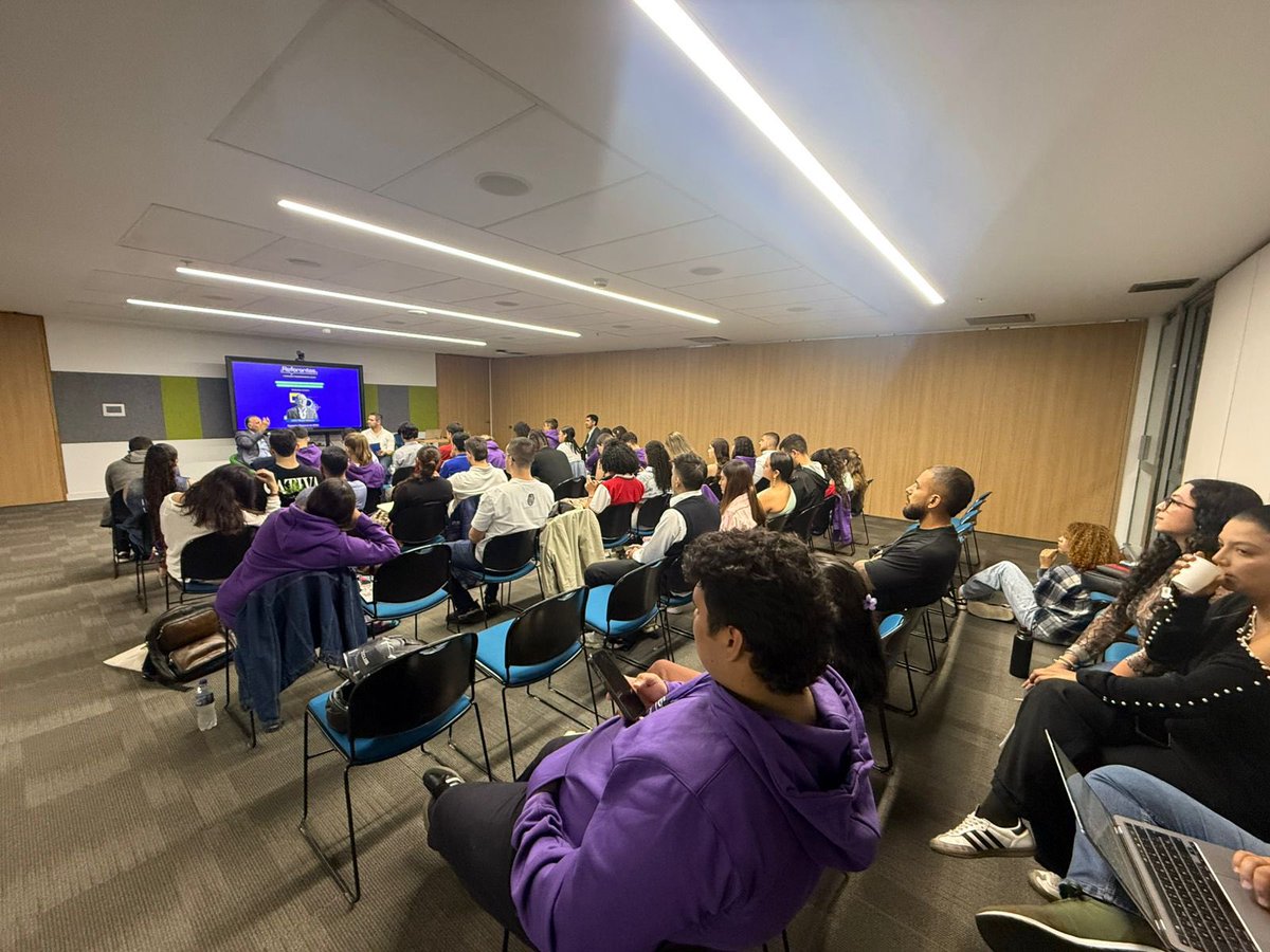 Hoy, viernes 8 de agosto, recibimos con entusiasmo en nuestras instalaciones a más de 40 jóvenes del programa “Referentes” de la Secretaría de la Juventud del Distrito de Medellín.
Compartimos con ellos la conversación “Comunicación y toma de decisiones estratégicas en escenarios