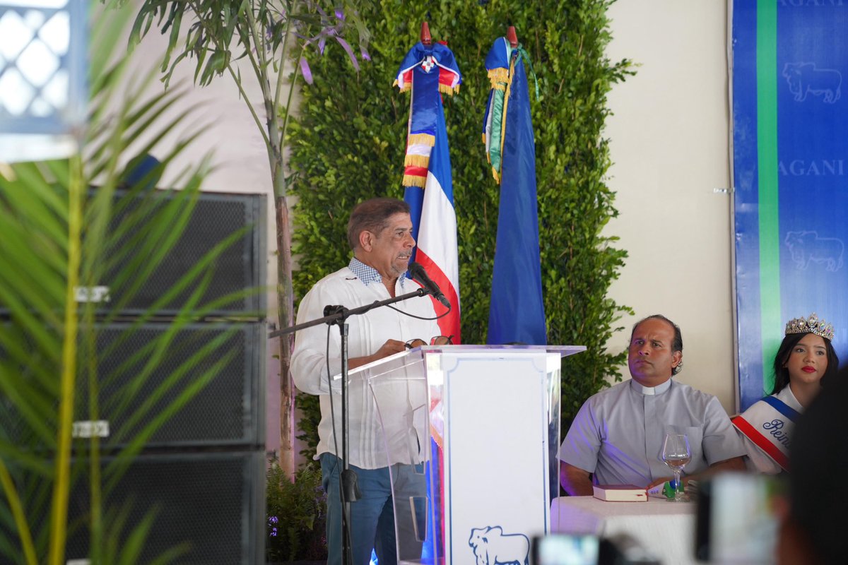 AgriculturaRD's tweet photo. El ministro de Agricultura, @limbercruzl, encabezó la inauguración de la XXXIV Feria AGANI en Higüey, evento que reúne lo mejor de la ganadería y agroindustria del Este. Una vitrina de calidad, innovación y tradición que impulsa nuestro campo. #RDProduce #AGANI2025 https://t.co/MfCbgi6lAe