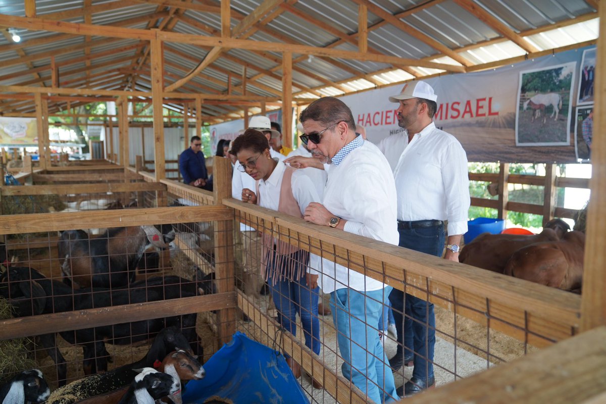 AgriculturaRD's tweet photo. El ministro de Agricultura, @limbercruzl, encabezó la inauguración de la XXXIV Feria AGANI en Higüey, evento que reúne lo mejor de la ganadería y agroindustria del Este. Una vitrina de calidad, innovación y tradición que impulsa nuestro campo. #RDProduce #AGANI2025 https://t.co/MfCbgi6lAe