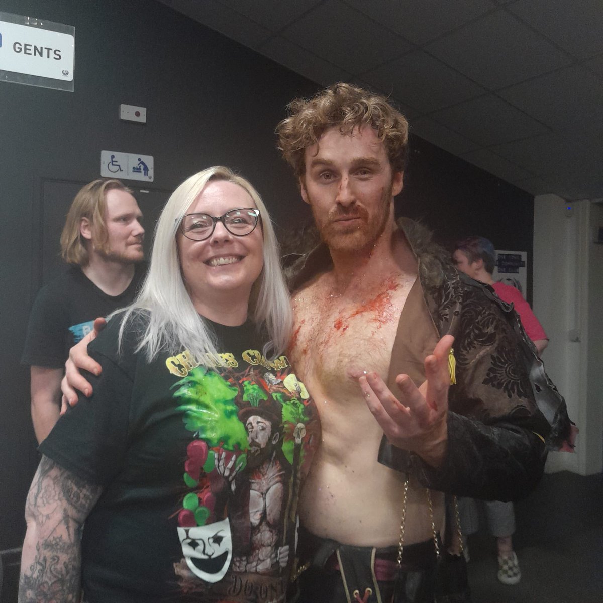 ZoeMumto2's tweet image. Even with no voice, and the utter weirdness but fabulousness that was @WetCakePro, this was the best part of the evening! ❤️ the Spectacular Twat @CrowleyCarnival (and note I was the only one wearing the new merch!) see you in a couple of weeks!! ❤️‍🔥🥰😘