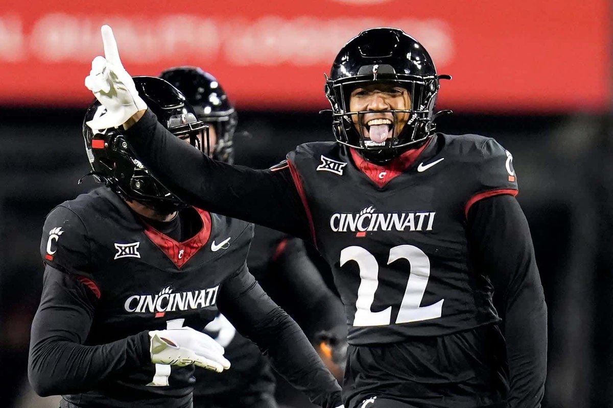 Stanley J. Montgomery (@stanmonte27) on Twitter photo After a great conversation with <a href="/TheGuruStew/">CoachStewart</a> blessed to receive my 11th division one offer from <a href="/GoBearcatsFB/">Cincinnati Football</a> #AGTG #GoBearCats❤️🖤 After a great conversation with <a href="/TheGuruStew/">CoachStewart</a> blessed to receive my 11th division one offer from <a href="/GoBearcatsFB/">Cincinnati Football</a> #AGTG #GoBearCats❤️🖤
