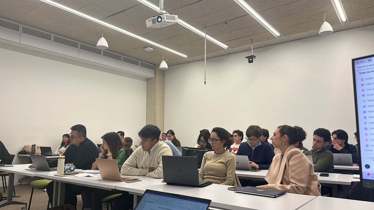 Mucho que celebrar en <a href="/UniandesDerecho/">UniandesDerecho</a> con nuestra primera clase de maestría en Derecho penal.