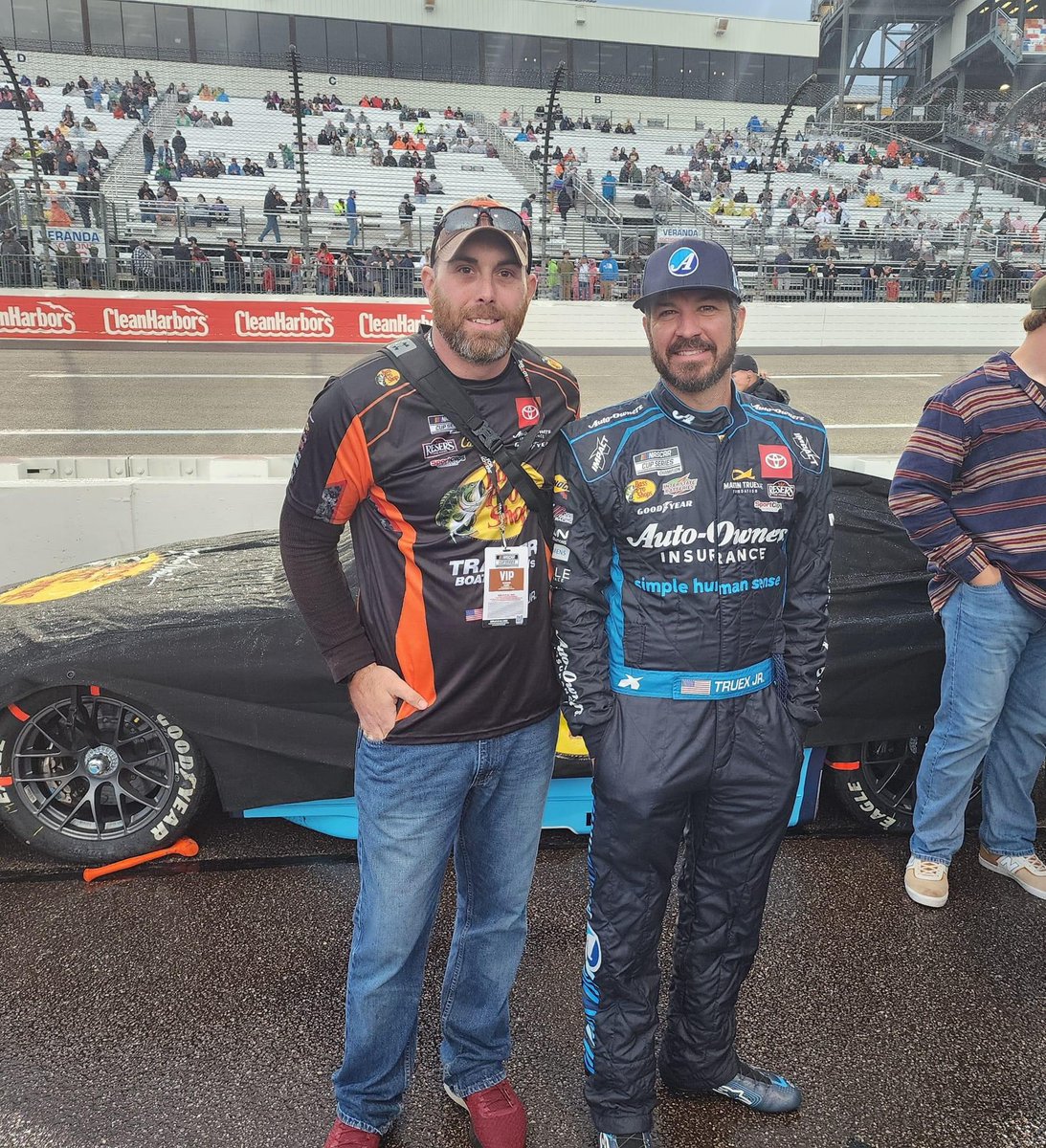 Chrisrye88's tweet image. Took a picture with Martin Truex jr at Richmond and once his firesuit from that day was for sale I had to have it I’ll never sell it