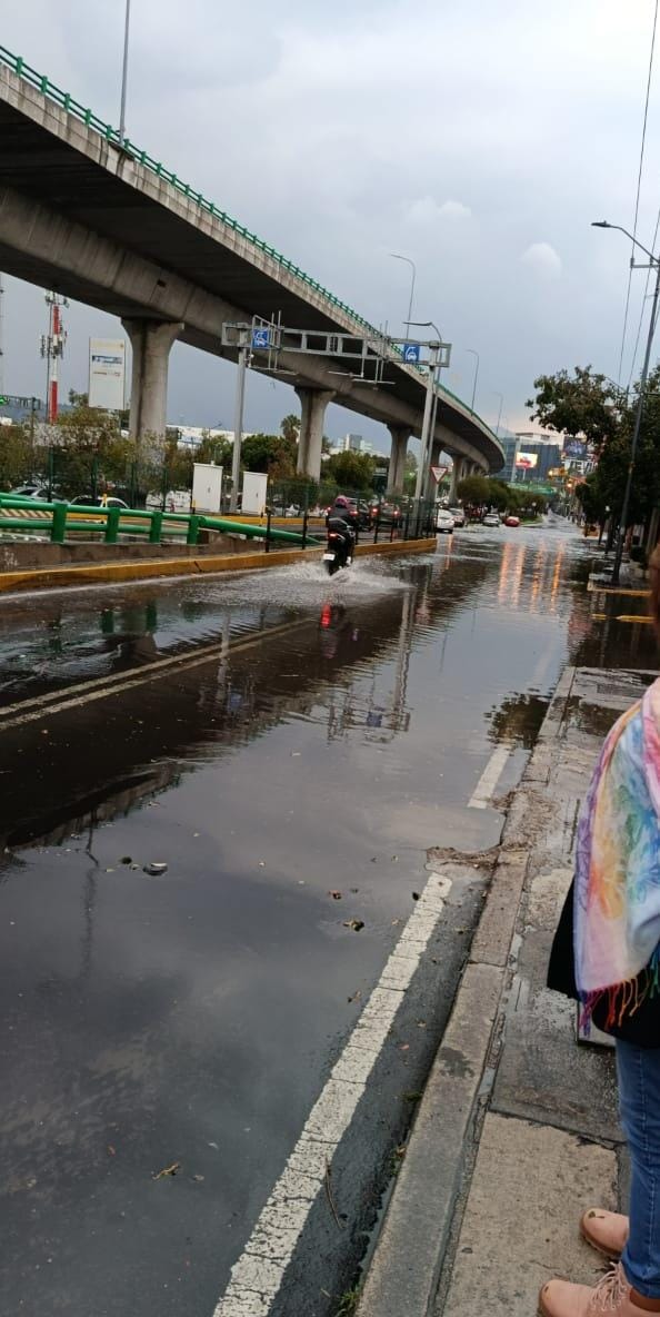 Para variar los carriles laterales de Periférico Sur inundados a la altura de Perisur. Precaución