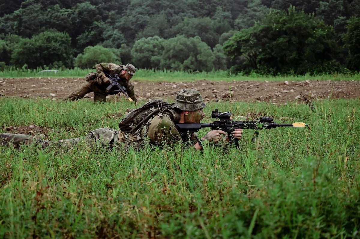 EighthArmyKorea's tweet image. For the 1st time, Soldiers from the New Zealand Def. Force joined 1st Stryker Bde. Combat Team for combined situational training exercises on Korean terrain. Kiwi troops trained side-by-side to enhance readiness, sharpen skills &amp;amp; build a foundation of trust for future ops.