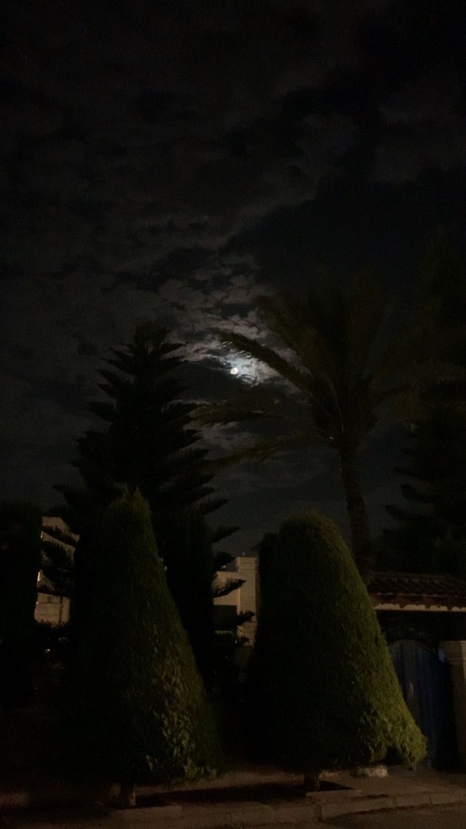 ومهما تسوين يا سود الليالي أنا  ممنون
وش اللي عاد بيْدك وأنا قمراي في يدّي .