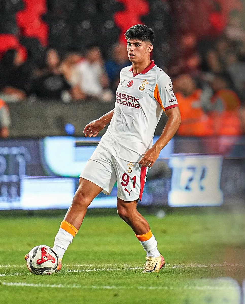 Son yıllarda akıllarda Semih Kaya ve Ozan Kabak vardı genç stoper olarak. Arda Ünyay ikisinin güzel ve daha iyi karışımı. Nazar değmesin 🧿