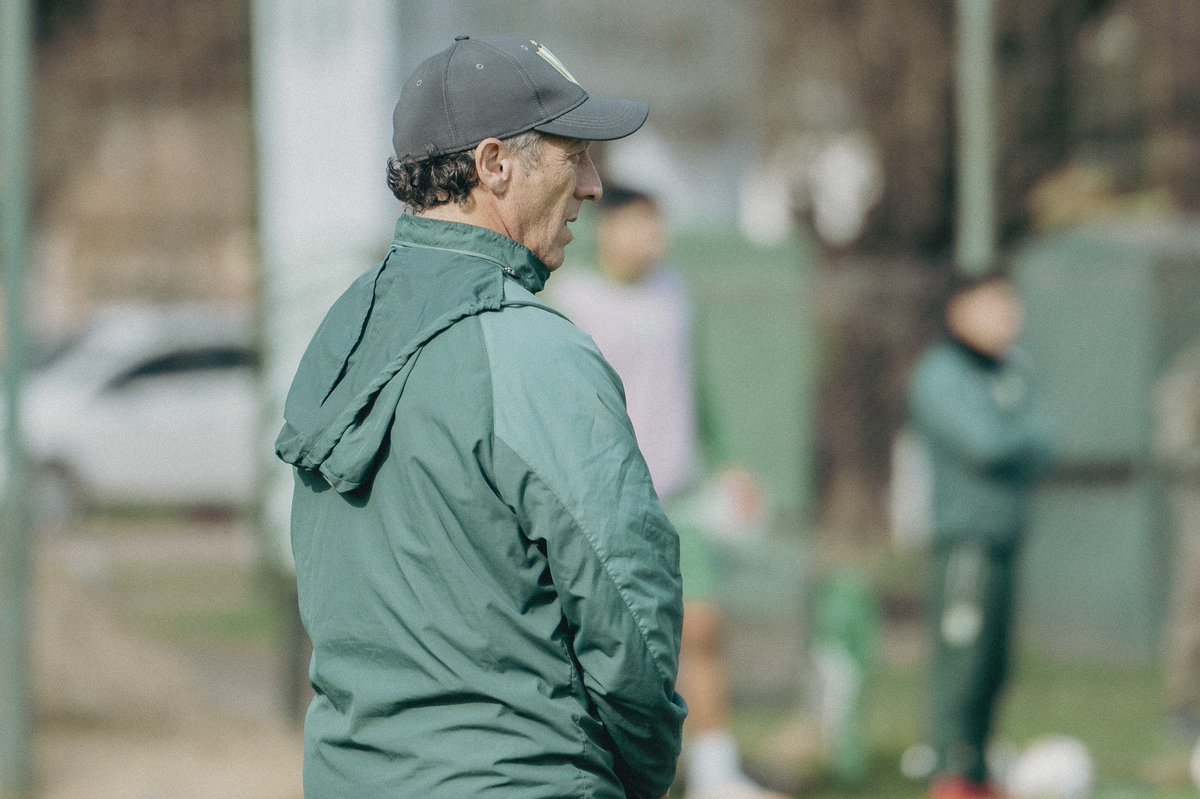 🇳🇬 El esquema será el mismo. Por ahora un cambio obligado (ingresa Daniele por Oviedo).

#Banfield mantendrá la línea de cinco y dos delanteros. Solo dos dudas en el mediocampo.

A esperar la charla técnica de mañana.
