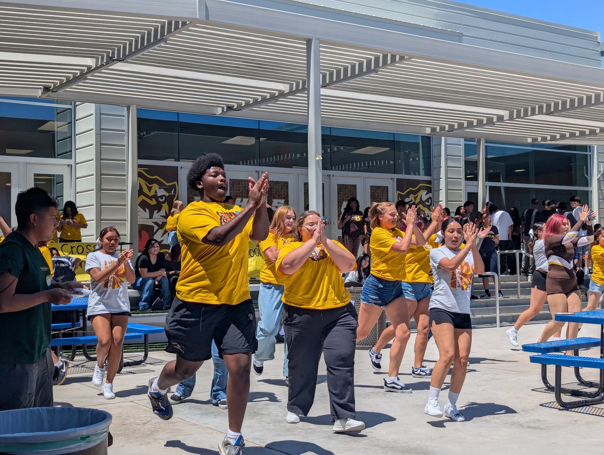 DrWisemanBHS's tweet photo. We welcomed our freshman back to school at our annual Bengal Bash today!  With the help of our amazing Student Council, it was an awesome event!  Can’t wait for school to start! @ClarkCountySch https://t.co/LsHvwXCkSD
