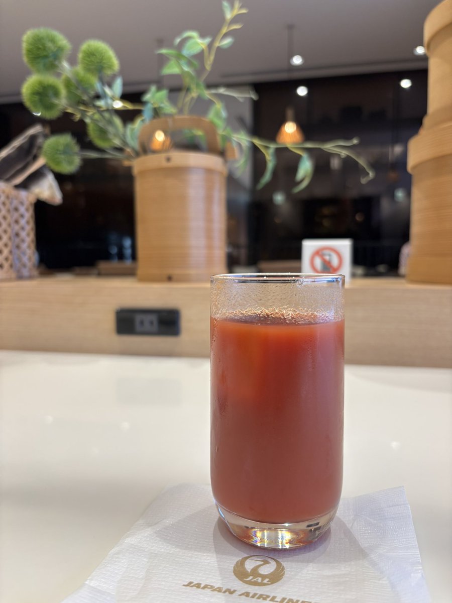 今日の福岡空港は曇り☁️。今週末は雨ですね。私の定期出張も今日を含めてあと2回(予定)。トマトジュースをビールか炭酸で割ってタバスコ2滴。キリッと爽やかにフライト行ってきます🛫。