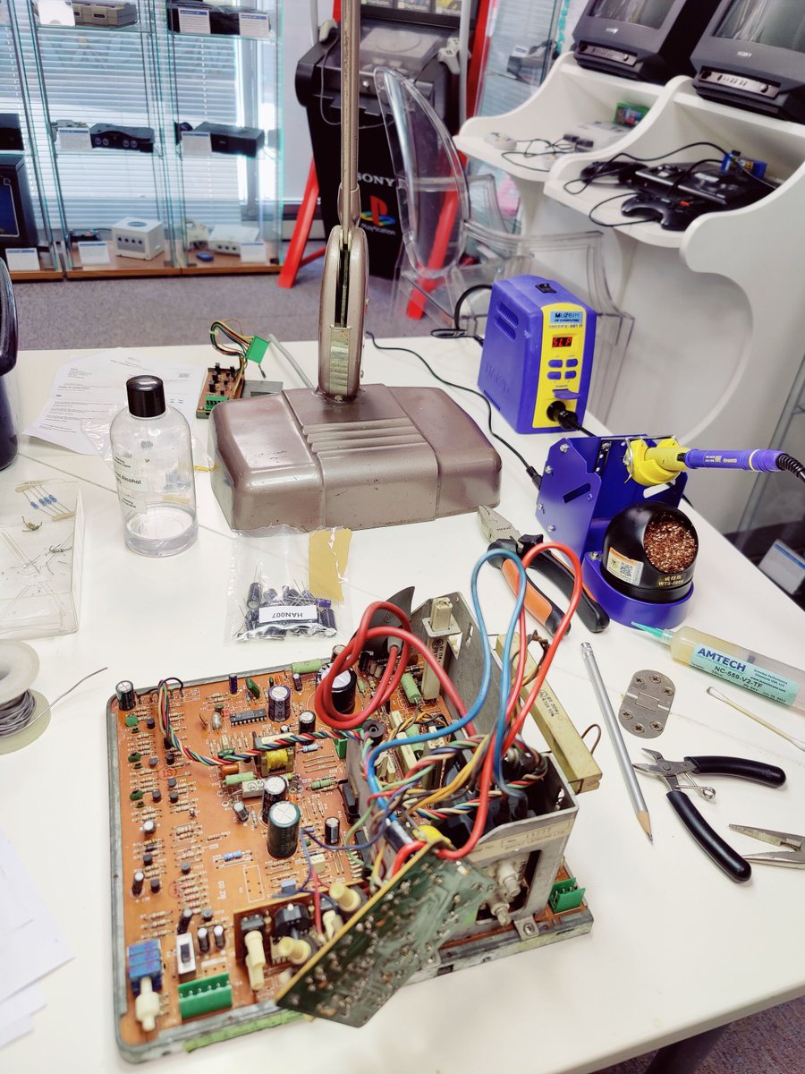 MuseumComputing's tweet image. Keeping CRT monitors working at the museum is a task in itself! The main monitor in our almost 40 year old arcade machine failed, but thankfully our curator, Keith, is good with a soldering iron. Now working again and a width fault on the small monitor has been fixed too!
#CRT