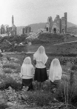 永井隆『長崎の鐘』より

人類よ、戦争を計画してくれるな。原子爆弾というものがある故に、戦争は人類の自殺行為にしかならないのだ。原子野に泣く浦上人は世界に向かって叫ぶ。戦争をやめよ。

浦上人は灰の中に伏して神に祈る。ねがわくば、この浦上をして世界最後の原子野たらしめたまえと。