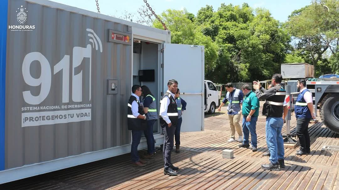 Honduras moderniza su sistema de vigilancia con 5,000 cámaras en más de 100 municipios. Aunque el gobierno lo presenta como un avance en seguridad, expertos alertan que en otros países esta tecnología ha sido usada para controlar opositores. #Seguridad 
elreporterohnradio.net/noticia/180453…