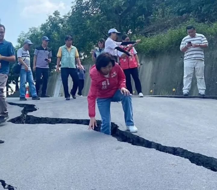 台中霧峰的某道路居然有裂縫？！
深達數十公分
何欣純立委在現場勘災

但不會看到市長，媒體還是不報