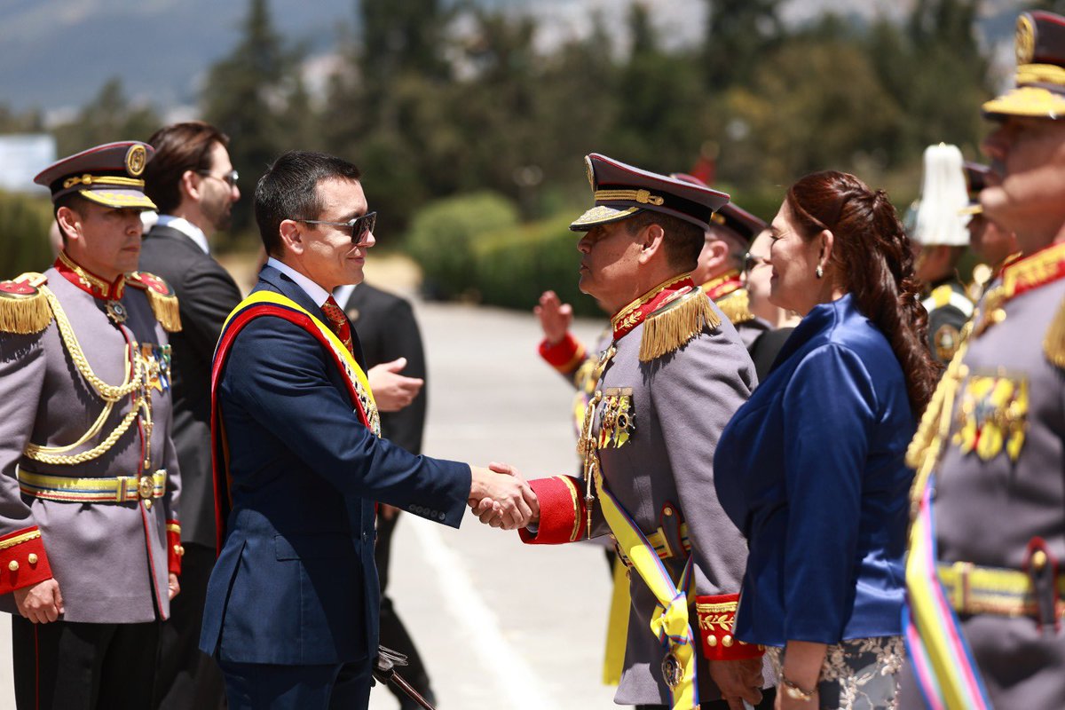 🇪🇨 Hoy rendimos homenaje a quienes, con valentía, marcaron el camino hacia nuestra libertad.

En la Escuela Militar se encendió la llama del patriotismo para conmemorar 216 años del Primer Grito de Independencia.

🤝 El presidente @DanielNoboaok, junto a la secretaria