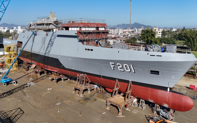 DefenseLrca's tweet photo. Brasil lança segunda fragata da classe Tamandaré e avança na modernização naval
#fragata #Tamandaré #PFCT #F201 #SPEÁguasAzuis #TKMSEstaleiroBrasilSul #Embraer #Atech #embr3 #JerônimoAlbuquerque
https://t.co/x51o76bU2N https://t.co/vE4AZlIl51