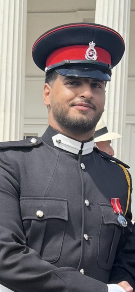 تهانينا الحاره للعميد/احمد علي عبدالله صالح  بتخرج نجله علي أحمد من سانت هيرس المرموقة
مبروووك ابا علي
ومن شابه ابيه فما ظلم
الشبل من ذاك الاسد نسل الاسود