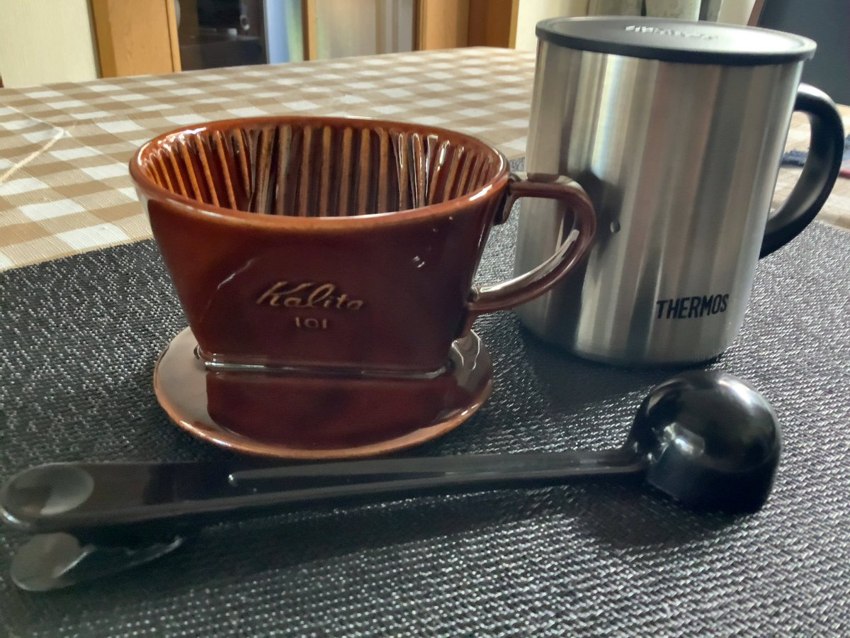 お盆に入るので年に数回の贅沢。　今回はエクアドルの有機栽培の豆を購入。水洗いできるミルで手で挽きます。カリタの101でペーパードリップ。挽いた時の香り👃が好きです😊