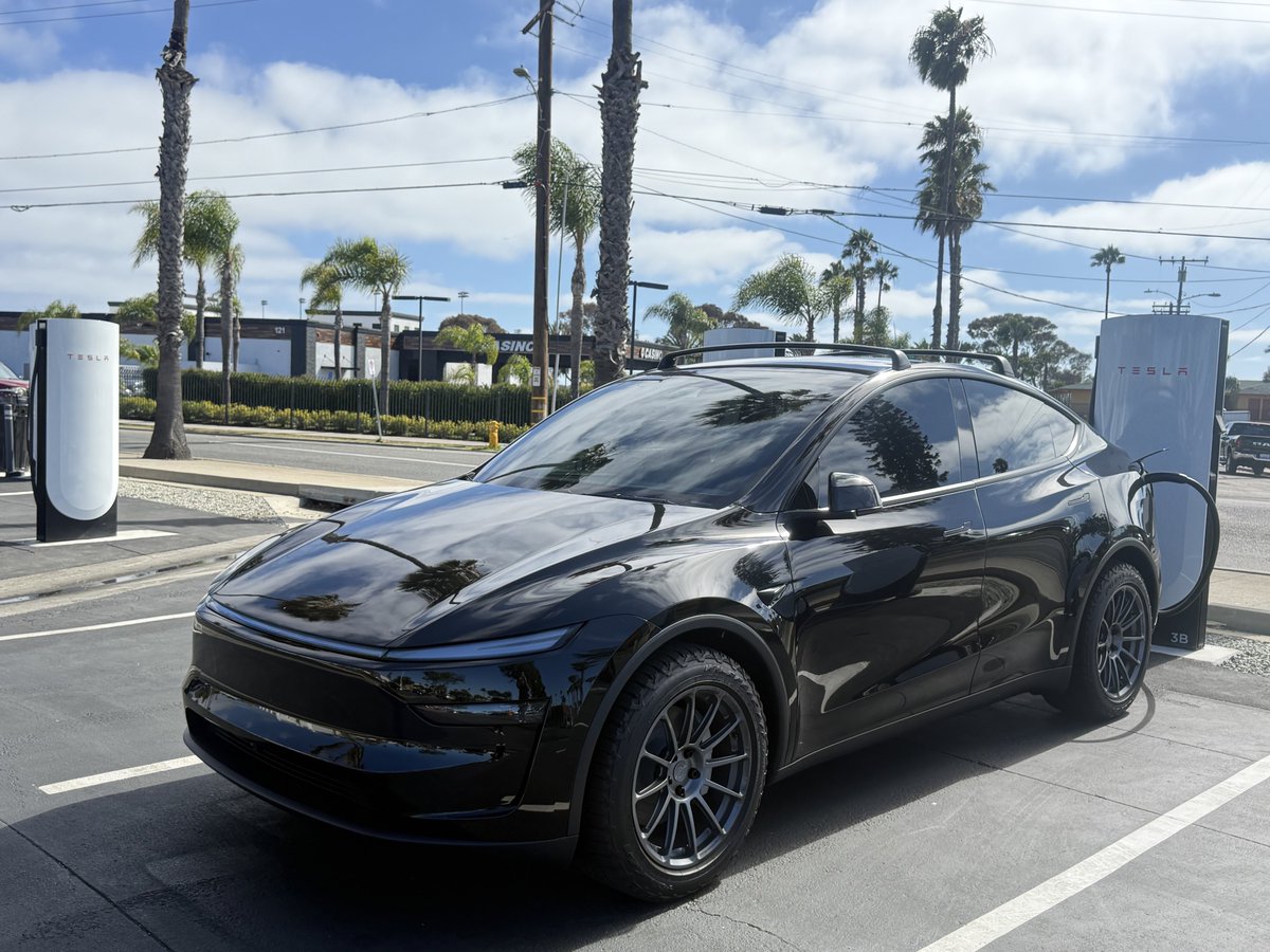 Model Y in Diamond Black looks so good