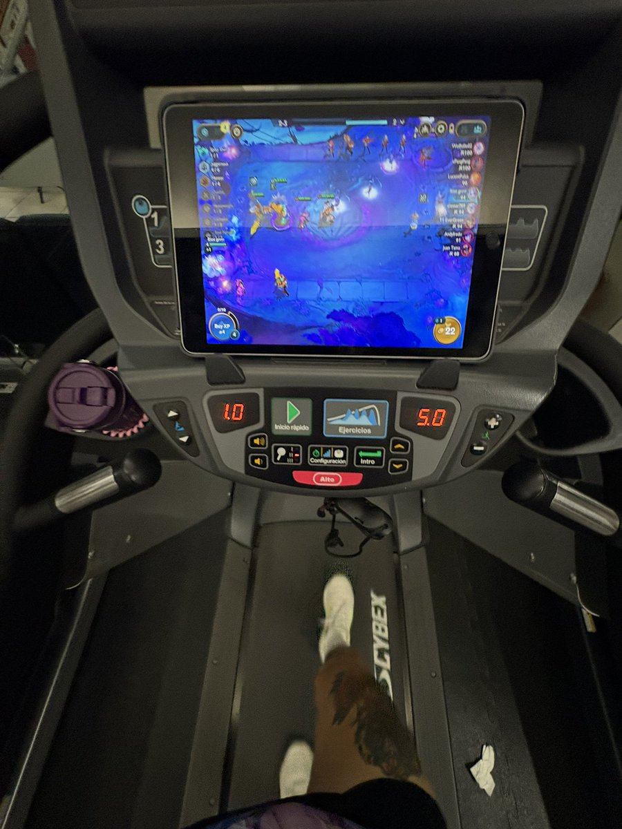 El reto de <a href="/dedreviil/">elded</a> de no bajarte de la caminadora hasta ser top 1 está muy intenso si estás aprendiendo como yo.