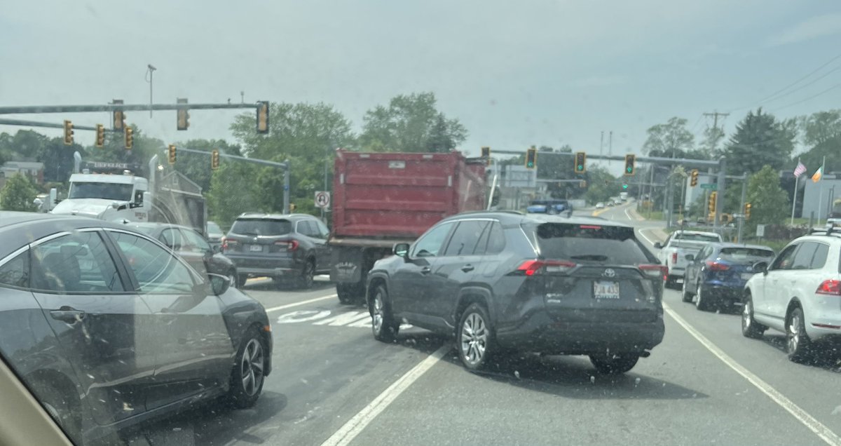 La imprudencia en el tránsito está en toda parte del mundo. Este cruce de línea, de ese vehículo, fue en una ciudad de los EEUU, ¡Por poco ocasiona un accidente! Uff