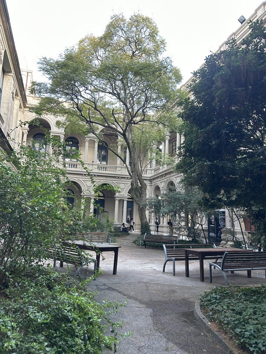 Qué alegría y qué honor haber sido invitado por el maestro Ignacio Soba a una clase en la Universidad de la República, compartiendo con Ana Rodríguez y Rodrigo Almeida. Una experiencia fenomenal que confirma la calidez y la empatía que distinguen al entorno académico uruguayo.
