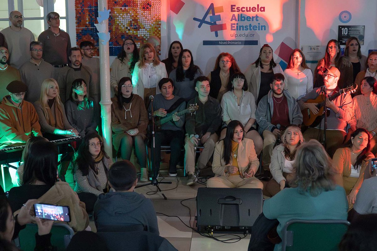 🎶 Una tarde a pura música en la Escuela Albert Einstein 🎤✨

Cada jueves, “Micrófono Abierto” reúne a músicos y artistas emergentes 🎼💫 en un encuentro gratuito y abierto a toda la comunidad.

📍 ¡Te esperamos!
📲 Leé la nota completa 👉🏻 ulp.edu.ar