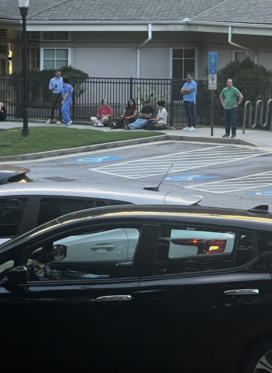 SeidenWSBTV's tweet photo. We’re on the Emory campus , where parents are anxiously waiting to be reunited with their children.@wsbtv https://t.co/aQJxWepgyS