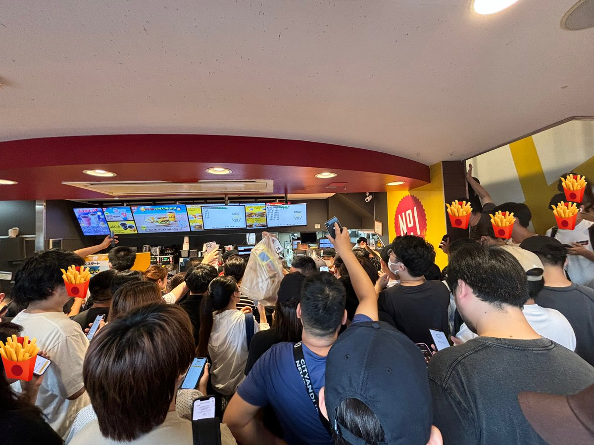 うちの近所のマクドナルド、みんなモバイルオーダーの番号掲げてて競りかと思った🧎🏿