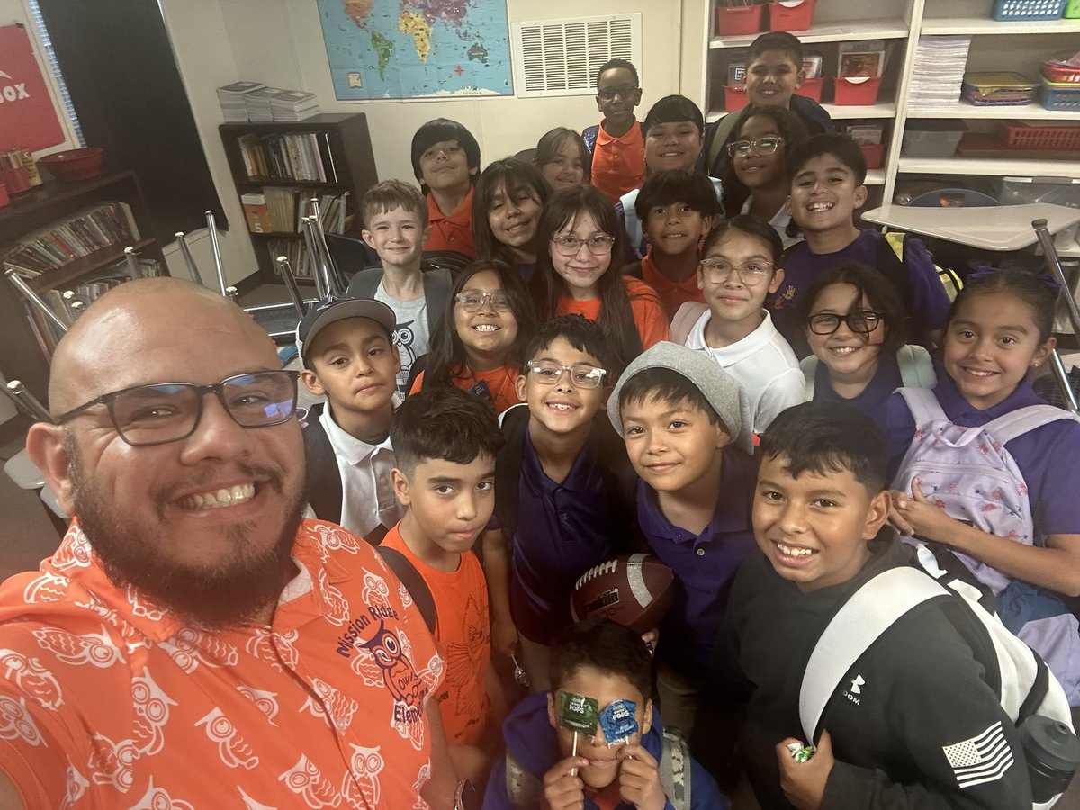 CGarci18_MRES's tweet photo. That’s a wrap, first week is in the books! Kiddos are full of potential and I’m so excited to be working with such bright, young scholars 💜🧑🏽‍🏫🦉👩🏽‍🏫🦉💜
@MRidge_ES #TeamSISD #GameOn #WEbeforeMEatMRE https://t.co/uCSIAF9Dnt
