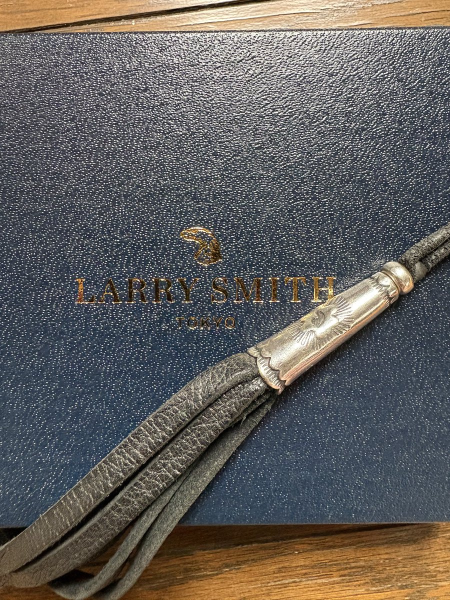 x68780812's tweet photo. スマホケースに装着📱
LARRY SMITHの刻印コーン付
フリンジ(タッセル)
一部革が弱く細くなっているから、
革の交換が出来るといいな。
#ラリースミス
#LARRYSMITH
#刻印コーン
#コーン
#フリンジ
#タッセル https://t.co/lgtt2w1vll