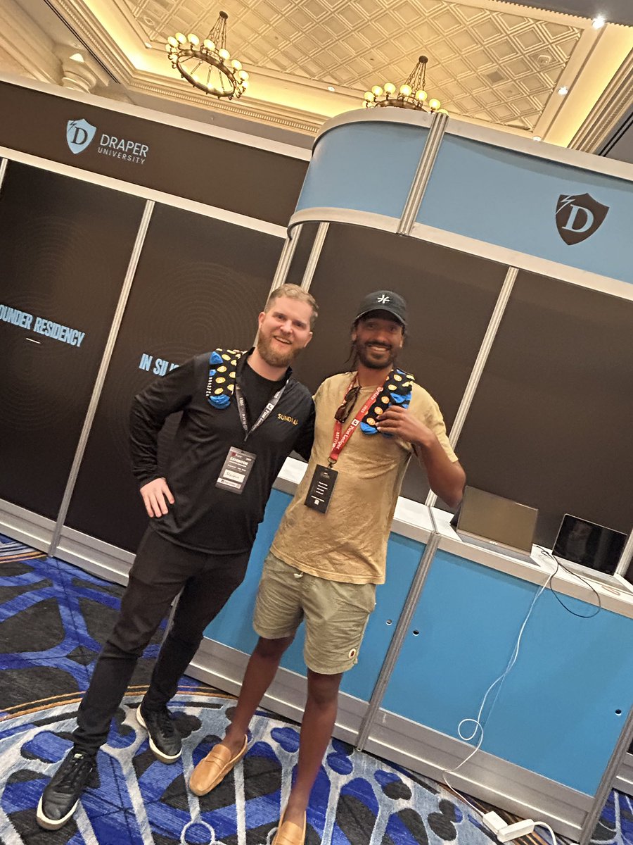 Draper friends with the Bitcoin socks🧦✨Thank you for stopping by our booth at <a href="/RareEvo/">Rare Evo: A Blockchain Event</a>! <a href="/_MrHunt_/">Sheldon Hunt 🛡️</a> <a href="/MarvinDefi/">Marvin</a>