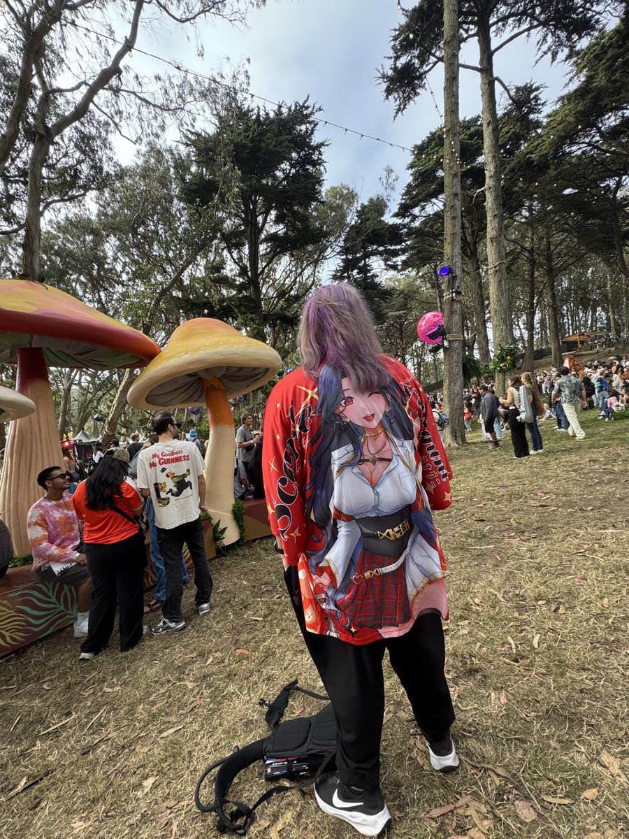 mralbeezievt's tweet image. Brought my oshi happi to this music festival. More pictures later tonight. @rubycchi @ScarleYonaguni #YonaDump #OutsideLands