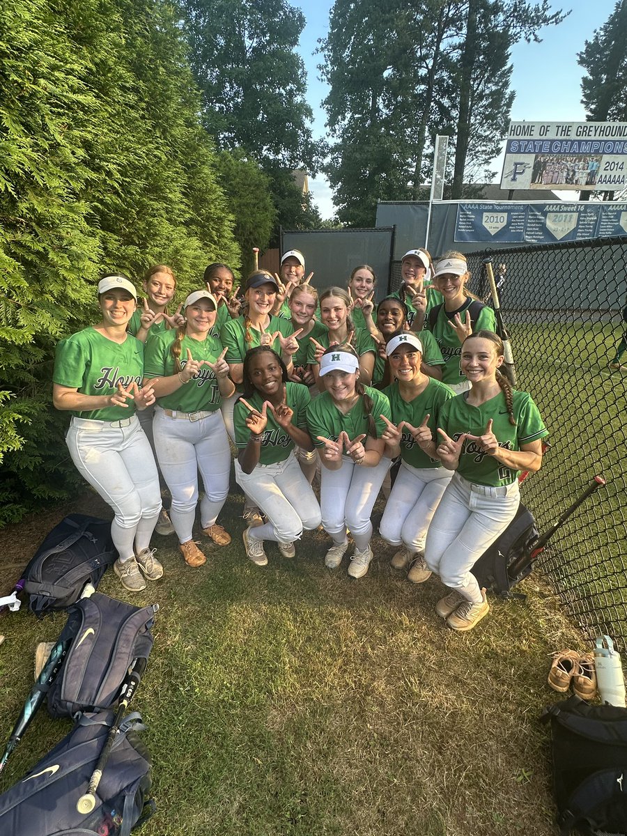 KinseyCarlton27's tweet image. Another HUGE win for the Hoyas last night!! We shutout Pope 8-0! I pitched a complete 7 inning game, facing 27 batters, struck out 2, &amp;amp; only gave up 4 hits. Shout out to our defense for backing me up! #NoFlyZone Can’t wait for what’s to come! @hhshoyasoftball @coachryancarver
