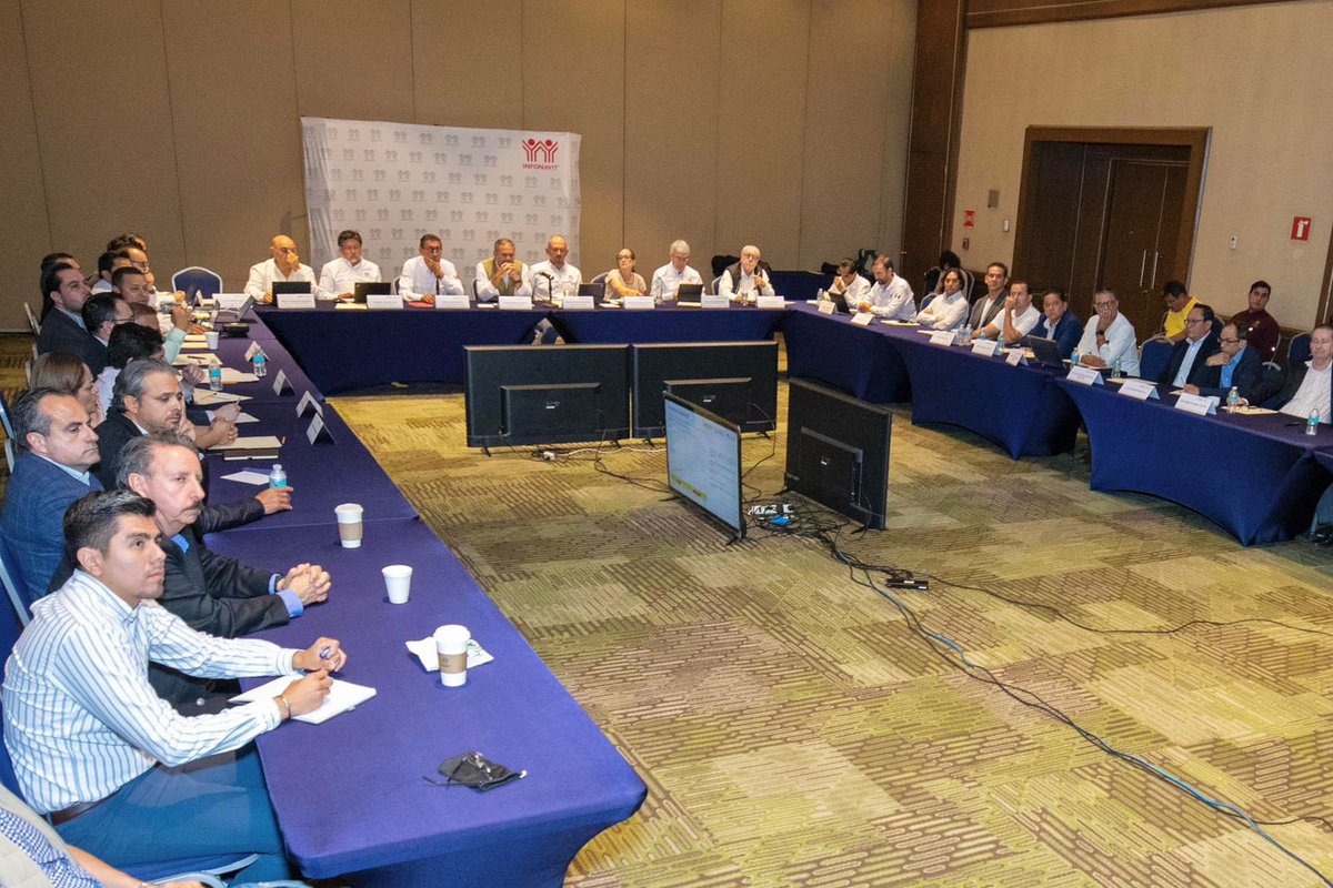 Esta semana realizamos reuniones de avance de obra para el programa #ViviendaParaElBienestar en las regiones de Occidente, Bajío y Centro, llamando a las constructoras a redoblar esfuerzos con el apoyo técnico y financiero del <a href="/Infonavit/">Infonavit</a>, con el objetivo de atender con mayor