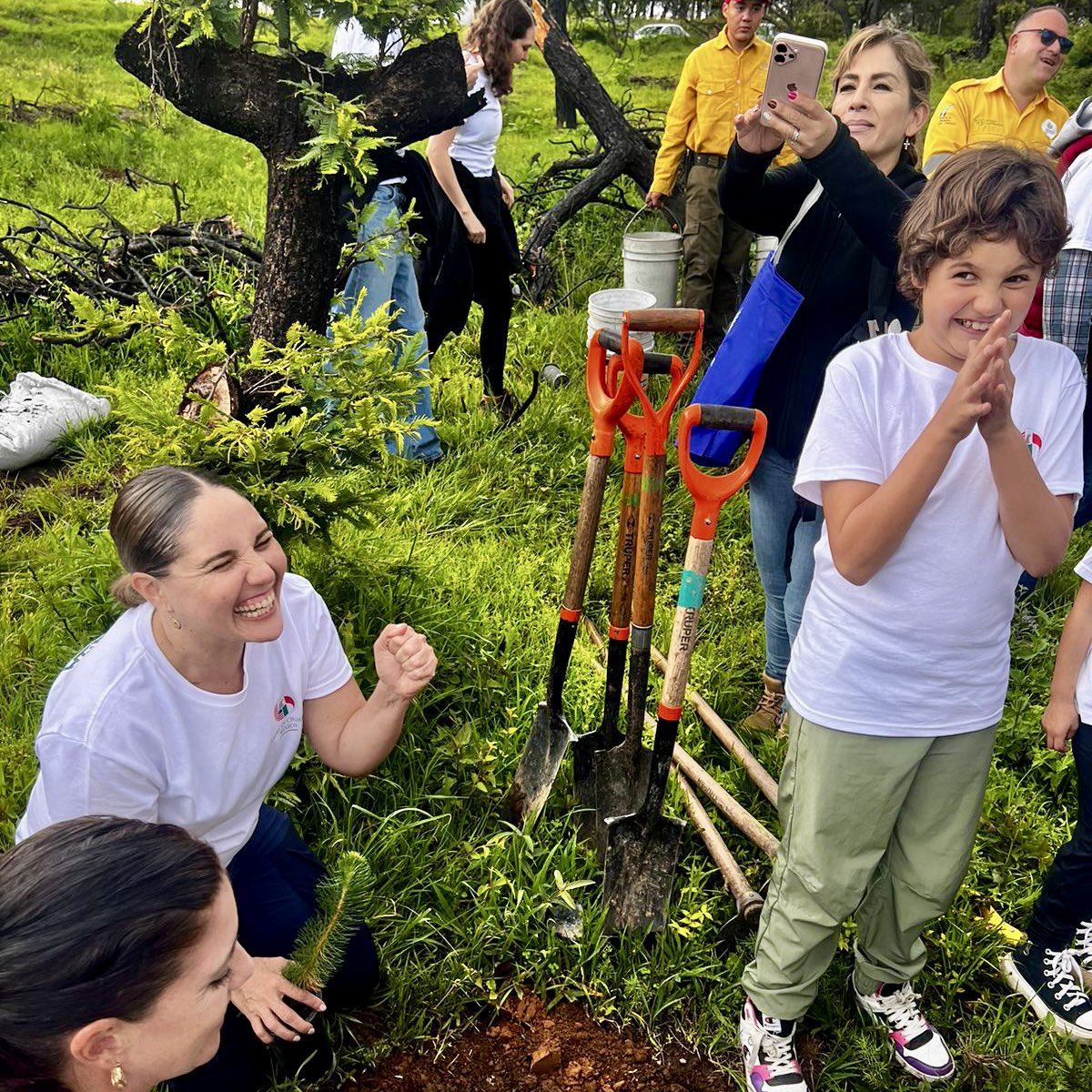American Chamber/Mexico (@amchammexico) on Twitter photo ¡#AmChamGuadalajara sembrando el futuro! 🌱
En el <a href="/BosquePrimavera/">Bosque La Primavera</a> plantamos alrededor de 500 árboles nativos, dando inicio a una campaña de reforestación que busca alcanzar 41 hectáreas con 25 mil árboles. 🌳
Gracias a nuestros aliados <a href="/SemadetJal/">SEMADET Jalisco</a>, <a href="/CONAFOR/">CONAFOR</a>, #FIPRODEFO y ¡#AmChamGuadalajara sembrando el futuro! 🌱
En el <a href="/BosquePrimavera/">Bosque La Primavera</a> plantamos alrededor de 500 árboles nativos, dando inicio a una campaña de reforestación que busca alcanzar 41 hectáreas con 25 mil árboles. 🌳
Gracias a nuestros aliados <a href="/SemadetJal/">SEMADET Jalisco</a>, <a href="/CONAFOR/">CONAFOR</a>, #FIPRODEFO y
