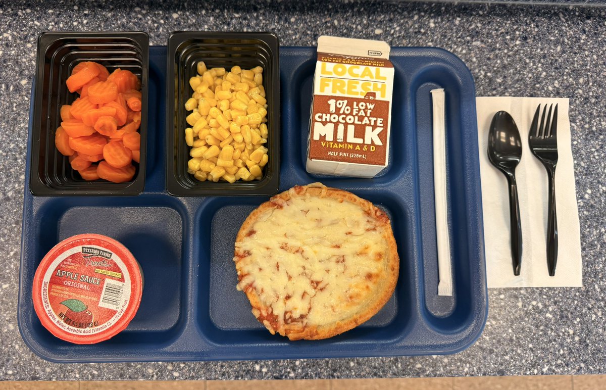 GreathouseLions's tweet image. Our @jcpsschoolmeals was made today by our wonderful @GreathouseLions team!  #food #fridaypizza #pizzacorncombo