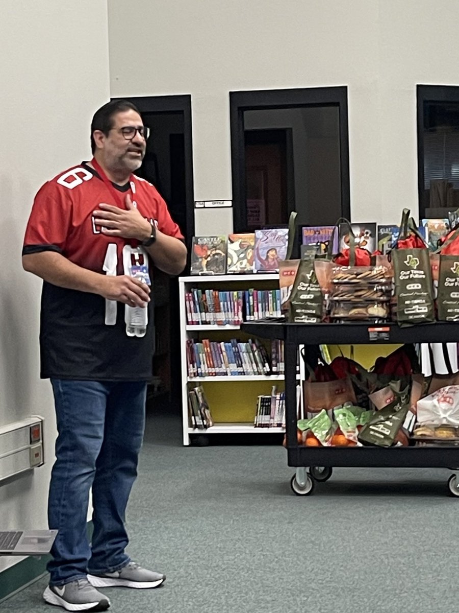 LasPalmasEISD's tweet image. No one does more than our Las Palmas ♥️H-E-B! A big THANK YOU to our neighborhood H-E-B for providing all our teachers and staff with a swag bag filled with snacks and trays of tasty treats to fuel our learning today! #LPEPawsUp 💚
