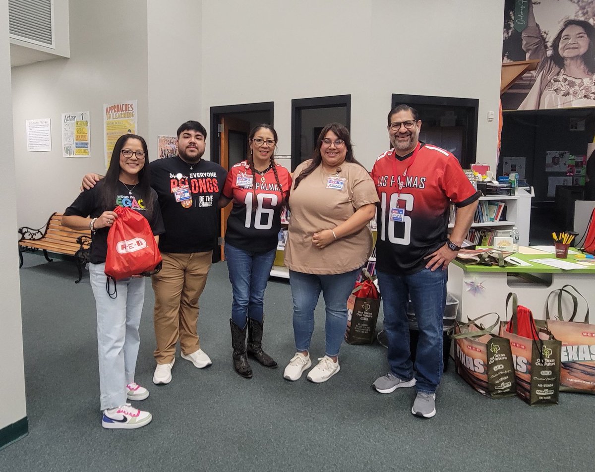 LasPalmasEISD's tweet image. No one does more than our Las Palmas ♥️H-E-B! A big THANK YOU to our neighborhood H-E-B for providing all our teachers and staff with a swag bag filled with snacks and trays of tasty treats to fuel our learning today! #LPEPawsUp 💚